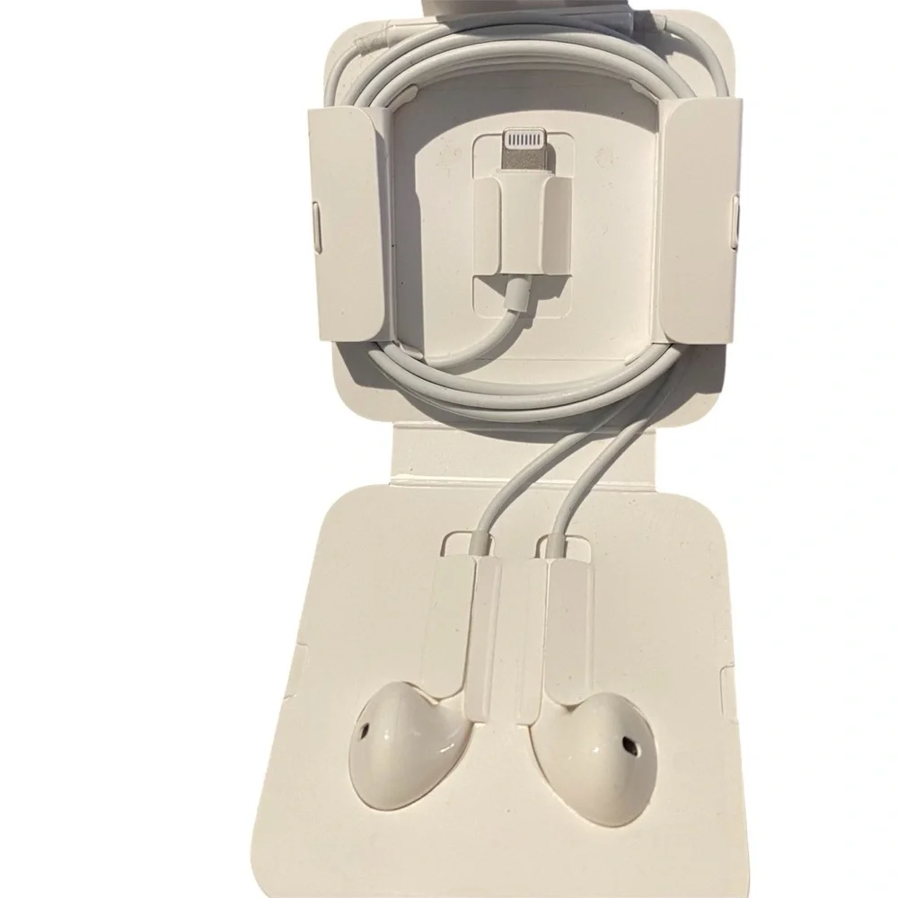 NEW Apple Wired EarPods with Lightning Connector
